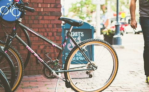 騎自行車下坡歇后語