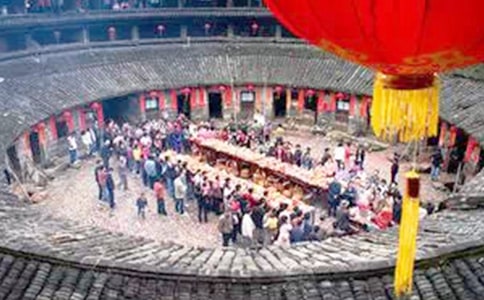 苗族的風(fēng)俗習(xí)慣簡(jiǎn)介作文