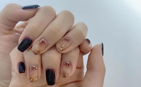 ɫ�ʺ����ͼ�?zh��n)���������?/></p>
<p><strong>ˇ�g(sh��)���</strong></p>
<p>ָ�׹P�L�� �Ì�����������ڼ��������L��D ��</p>
<p>ָ�׹��L���ü��ͺͶ��ü�ˇ�P�����L�����������ĈD�� ��</p>
<p>ָ�ׇ��L�� �Ç��L�C(j��)�͌��Ç��L������ڼ����χ������N�u׃�ɫ��Ч�� ��</p>
<p>�NƬ�ף� ��ָ�׌����zˮ����ȫ�N����N��Ƭ�N�ڼױ������Ķ�������L������ȱ�c(di��n)͸�����^����</p>
<p>ˮ���ף� ��ˮ������ˮ��Һ��̓�(y��u)��������ˮ������Դ�ں��R�]���������c(di��n)���|(zh��)�؈�(ji��n)����ĥ�����ה�����</p>
<p>�⯟��֬�ף� ��ˮ���׵ēQ���a(ch��n)Ʒ�����oɫ�oζ�������W(xu��)���|(zh��)�����������⾀����Ȼ��֬�ۺ�����ױ������Ķ���ͳ���(ji��n)�g����ɵ�ָ���������H������ף��෴������ָ�׏�(qi��ng)����ֻҪÿ���������M(j��n)��һ��ָ�����a(b��)����ɳ��m(x��)���м��΃�(y��u)��������ͨ͸��ָ������ʹƽ��Ϳ����ͨ���������͕���?y��n)����˘�֬��׶�׃�ò���Ó������������?/p>
<p><strong>����ɫϵ</strong></p>
<p><strong>�tɫϵ</strong></p>
<p>�Ƽtɫ���f��ɫָ�������κ���Ϳ���������ǳ���������ɫ������������ָ�׵āy����׌�wɫ�@�ø��������ʹ���������Ҳ�ܘOչŮ��������</p>
<p>����ʾ��ָ�׵��Π��˞����λ������Ƽtɫչ�F(xi��n)���ǳ�����ŵ����������h��һ��Ҫ����ˮ��</p>
<p>�ۼtɫ��ɢ�l(f��)�������Ě�Ϣ�����F(xi��n)���ɐ۵���Ůζ��ʹ�Õr(sh��)�e���˴���ʽ�ӿɐ۵������Ҫ��Mչ�����L(f��ng)�飬��(y��ng)���������͸���������</p>
<p>����ʾ�����ɫ���ڜ\��ɫ����ʹ�ú��׌ָ���@�ôֲ�����͹��ƽ������Ҫ�Ȍ�ָ�ױ���ĥƽ����չ�F(xi��n)��ɸ����ۼtɫָ���͵Ĵ������(qi��ng)���κ��w��(x��)�����O(sh��)Ӌ(j��)���m����</p>
<p><strong>�Gɫϵ</strong></p>
<p>ī�Gɫ�ǳ��m��ָ�׶�С��Ů�����o�˺�Cool�ĸ��X���������Mչ���������̈́e�e�^�@���ɫ�����c�����L(f��ng)���b��ܴ��������m��Ƥ����ֹ����{(di��o)�����</p>
<p>����ʾ�����˲�׌�wɫ�@���^�ڰ�����Ϳ���@�Nɫ�ʵ�ָ��������ô�����ɫ������̫�L��ָ�ײ��m��Ϳī�Gɫ�����o���Բ��B(t��i)���a�K�ĸ��X��һ��Ҫ��ָ�׼��̣����L����ָ0.2���ּ�����</p>
<p>���Gɫ���������ɵ����Gɫ��Mδ��������ʹ���ָ����������m�ϴ���������������ɫ����c�����</p>
<p>����ʾ���돊(qi��ng)�{(di��o)���Gɫָ�׵���������ô�����ŵ�������ָ�׻�ָ�P(gu��n)��(ji��)ɫ�ɰ������ˣ����m��Ϳ���Gɫָ�����������f�e��ӛ���o(h��)����������ָ��׃�S��</p>
<p><strong>�yɫϵ</strong></p>
<p>�@�Ǿ���δ���е�ɫ�������yɫ�۲������ո��ܱ��F(xi��n)�F(xi��n)���������С�Ϳ���yɫָ���ͣ������ϱ�Ҫ���y���ɫ�ʸ��ӽy(t��ng)һ��������������ɫ�ɵĲʊy�t����ƽ������</p>
<p>����ʾ����?y��n)��yɫָ�����������������������Ժ�����Ϳ���_��Ҫ��Ϳ��Ư����ͿĨ�����ͷǳ���Ҫ������Ϳ�ɴΣ���һ�ο���Ϳ��߅����Ϳ���g��Ȼ������߅���ڶ���Ҫ��Ϳ��߅������Ϳ���g����߅��</p>
<p>���{(l��n)ɫ�ǽ^��������ɫ��������ͬɫϵ�����Ч�������ӳ�ɫ��</p>
<p>����ʾ��Ҫ������ָ�����׹������֏�(f��)�p�ֵ�͸���|(zh��)������(qi��ng)�{(di��o)�p���wɫ������]�����p���o(h��)��������Ϳ�ϱ��{(l��n)ɫָ���ͺ󣬿���Ϳ���yɫ����ָ������Ҳ��ʹ�p�ְ����</p>
<p><strong>ˮ������</strong></p>
<p>ˮ�������Ƕ�N���׹�ˇ�����ܚgӭ��һ�N�������c(di��n)���܏�ҕ�X�ϸ�׃��ָ�Π����o�������L�����Ķ����a(b��)���β������z����ˮ��ָ���ɫ������͸���۰���Ȼ�����Ժ͸��N�ɫ�ķ��b��ƥ�����r��Ů�Ը��Ś��|(zh��)��������ָ�װ����˳�ԣ�ĕr(sh��)�g���S��֧������뼰���õ����ҿ��ƣ��w�F(xi��n)�c����ͬ�Ă������e��Ͷ���g�M�@�����L(f��ng)�ɡ����������������Д�Ů�����ݵĘ�(bi��o)��(zh��n)֮һ��������Ʒ�|(zh��)��(y��u)�����Ļ����B(y��ng)�ߵ͵ľC���w�F(xi��n)���܉�ӳ�˵�ˇ�g(sh��)Ʒζ�c��(d��)�؂�����</p>
<p><strong>������</strong></p>
<p>ָ�������ѽ�(j��ng)�ஔ(d��ng)��������ʽҲ���ࣺ�⯟����ˮ��������@���ò������w�������w���L��������P���ڴ���һ�����׻��y�꿴��һ�N�µĘ�ʽ--����������(j��)��B���������ǽ���7�²��Ƴ����������׌���һ�N�ߙn���M(f��i)Ʒ�������M(f��i)�Ĵ���28��35�q�İ��I(l��ng)Ůʿ���������׵���һ���^����4�£�10����12�£�1����ָ�׵��˱��^�ࡣ</p>
<p>����ָ����Ŀǰָ�������ИI(y��)���¿�ʽ����һ�p��Ҫ680Ԫ��ƽ��һ����ָ��Ҫ68Ԫ�������ڃr(ji��)λ��280��480Ԫ�Ę�֬�⯟�׶��������c(di��n)�F��ֻҪ���o(h��)�ú������ԃ������²������������ܶ���I(l��ng)��ϲ�g��ָ��������Ҳ�кܶ��W(xu��)���������</p>
<p>�������ɫ��ͬ�����������Ҳ��ͬ����ɫ�����������F�����ź��M(j��n)����͸������ɫ������������������ˬ�c�p�죻�{(l��n)ɫ�����������������o�c���m������ɫ���������������غ��c��(chu��ng)��������ɫ���{(l��n)ɫ�����(ji��n)���c���</p><div   id=