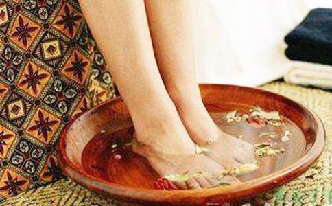 女孩泡腳的好處有哪些呢