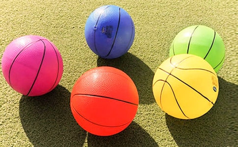 中班戶外游戲活動我和皮球來賽跑教案