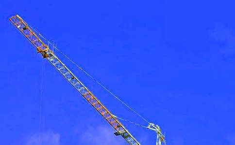 悉心照料沙漠中的起重機(jī)