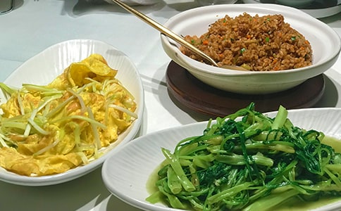 看螞蟻搬食物作文